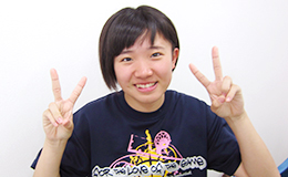 両手ピースで笑顔の女の子